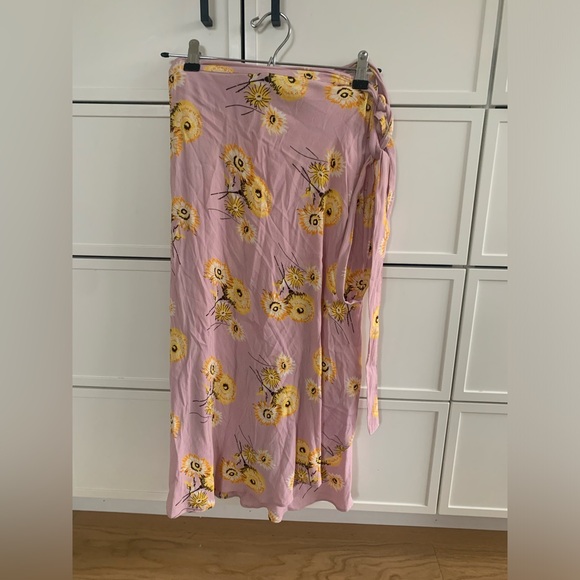 Madewell
Twiggy Floral Midi Wrap Skirt - Picture 4 of 6